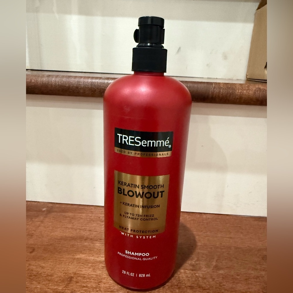 NWT TRESemmé Keratin Smooth Blowout Shampoo
